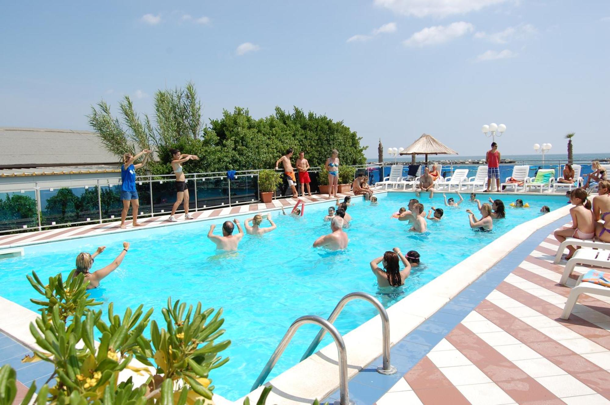 Bikini Tropicana Family Hotel Lido Di Savio Exterior foto